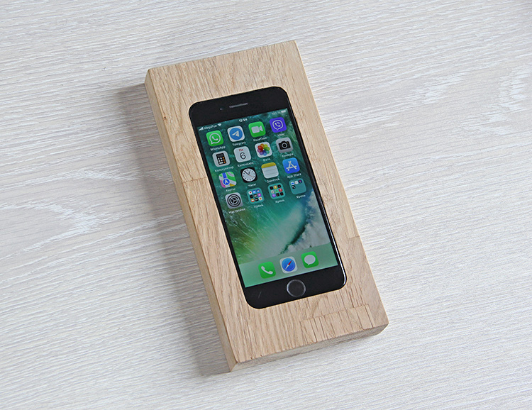 Дубовая рамка для крепления iPhone к стене